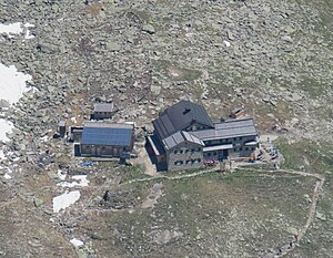 Blick auf das Friesenberghaus mit Nebengebäuden (2023)