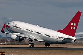 Boeing 737 fra PrivatAir tar av fra Schiphol lufthavn utafor Amsterdam.