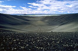 Blik over de krater van de Hverfjall met Mývatn op de achtergrond