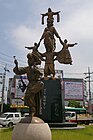 Skulptur einer Namsadang-Gruppe vor dem Rathaus der Stadt