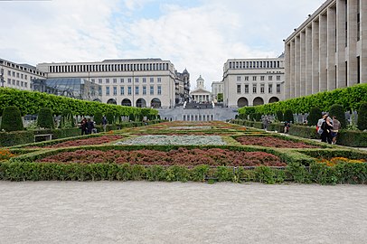 Blick auf die Gartenanlage, Springbrunnen und Treppe