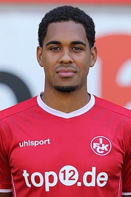 Mwene in 2017 als speler van 1. FC Kaiserslautern