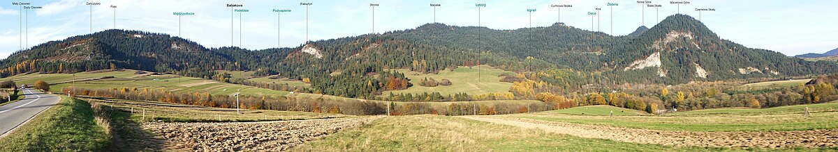 Panorama Pienin Czorsztyńskich z szosy w Sromowcach Wyżnych. Macelowa Góra po prawej stronie