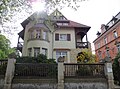 Villa in Ecklage mit Garten, Einfriedung und Remise