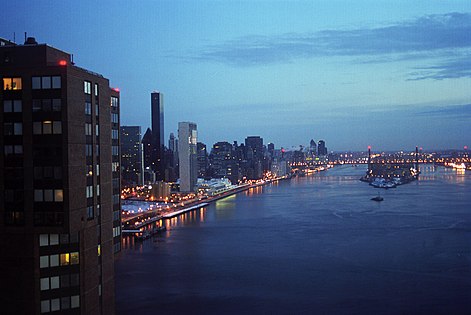 UNO-Hauptquartier (1951, links der Bildmitte) am East River (New York)