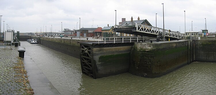 De brug in half-geopende toestand