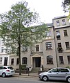 Mietshaus in geschlossener Bebauung mit Vorgarten