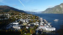 Flodbølgen kom fra høyre og slo 100 meter inn over land på Stranda.