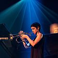 Susana Santos Silva – hier bei einem Konzert 2016 – spielt ein Flügel­horn moderner Bau­art mit Périnet-Ventilen, Wasser­klappe und Stimm­zug-Hebel, der bei ihr zwischen Ring­finger und kleinem Finger der linken Hand liegt