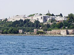 Sarayburnu'nun Marmara Denizi ile birleştiği noktadaki surlar ve Topkapı Sarayı