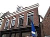 Diep huis van twee bouwlagen met achterkamer (voormalige dubbel winkel-woonhuis)