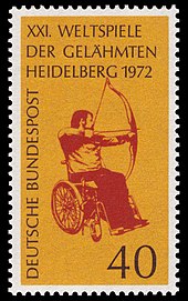 Eine orangefarbene Briefmarke zeigt einen rot gestalteten Bogenschützen im Rollstuhl sitzend. Die Schrift ist schwarz in Großbuchstaben mit diesem Text: XXI, Weltspiele der Gelähmten Heidelberg 1972.