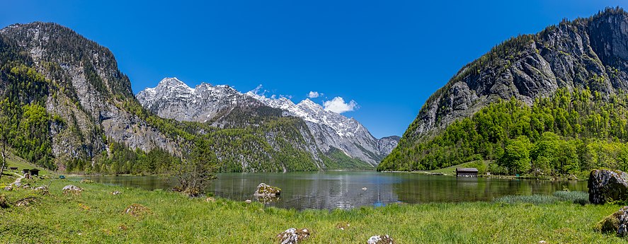 Gölün güneyinden bir görünüm. Arka planda Berchtesgaden Alpleri yer almaktadır.