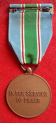 Advers av FN-medaljen for UNIFIL i Libanon. Medaljen har FNs emblem, mens båndet har FNs lyse blå farge, sammen med rødt, hvitt og grønt, farger fra Libanons flagg. Foto: Rémi Stosskopf