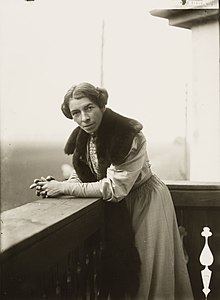 Anna Croissant-Rust auf einem Schwarzweißfoto von 1906, auf einem Balkon stehend
