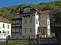 Villa im Schweizerstil mit Einfriedung