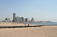 Stadtstrand und Boulevard mit Hotel- und Apartmentgebäuden