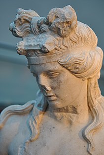 Η κεφαλή από άγαλμα Διονύσου ο οποίος στηρίζεται σε κορμό με κλαδί κληματαριάς τυλιγμένο γύρω του, Θεσσαλονίκη, 2ος μ.Χ. αιώνας, Αρχαιολογικό Μουσείο Θεσσαλονίκης