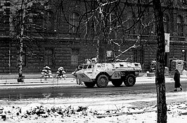 Een APC van UNPROFOR bij het presidentieel paleis in Sarajevo in maart 1993.