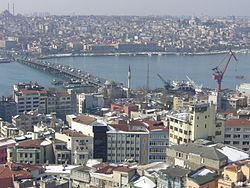 Atatürk Köprüsü ve Sokollu Mehmet Paşa Camiinin yer aldığı Azapkapı'dan bir görünüm.