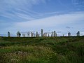 Una vista in lontananza del cerchio, filari di pietra e parte della Northern Avenue