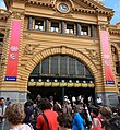 De ingang van Flinders Street Station met de bekende klokken.