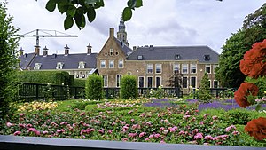 Prinsentuin in bloei met het Prinsenhof op de achtergrond