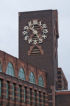 Turm des Behrensbaus mit der charakteristischen Uhr