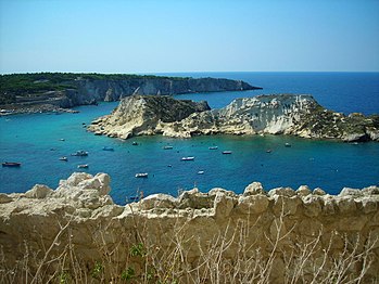 Στο κέντρο η βραχονησίδα Κρετάτσιο