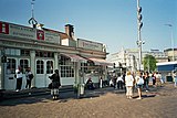 De VVV (links) en café-restaurant Smits Koffiehuis in 2006.