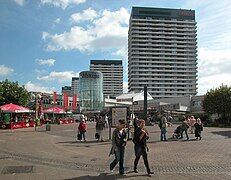 Kurt-Schumacher-Platz mit Forum und Hans-Böckler-Platz-Hochhäusern