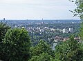 Blick vom Lohrpark auf das Seckbacher Neubaugebiet Am Kappelgarten und die Seckbacher Niederung mit Industrie- und Gewerbegebiet