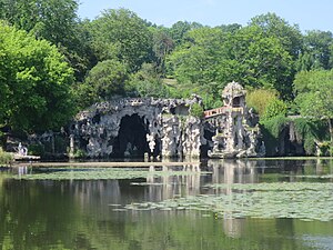 Blick über den See auf die Grotte