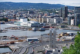 Foto einer Stadt, an der Küste finden teilweise Baumaßnahmen statt