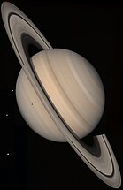 Saturn in Echtfarben mit den Monden Tethys, Dione und Rhea