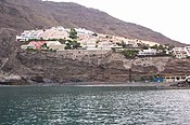 Het kleine lavastrand, gelegen tussen de jachthaven en de rotsen van Los Gigantes