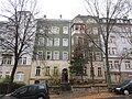 Mietshaus in geschlossener Bebauung mit Vorgarten