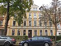 Mietshaus in geschlossener Bebauung mit Vorgarten