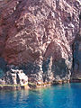 Roter Rhyolith, Basaltsäulen und Rotalgen (Gattung Lithophyllum) in Süd-Korsika (La Scandola, Osani)