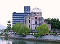 Kent sakinleri Hiroşima Barış Anıtı'na yürürken (6 Ağustos 2004)