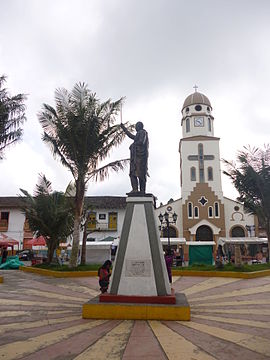 Die Plaza Bolívar mit Kirche Nuestra Señora del Carmen