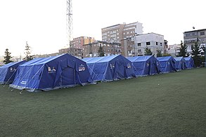 Tymczasowe namioty przygotowane dla wysiedleńców na murawie stadionu Niko Dovana (Durrës)