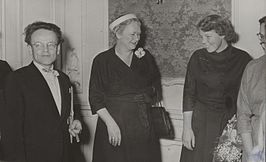 Van Lier, Aleida Schot en Beatrix bij de uitreiking van de Martinus Nijhoff-prijs 1955