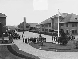 Parade en uitreiking Amerikaanse onderscheiding Blue Star op de binnenplaats van de kazerne (1952)