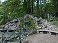 Einzeldenkmale im Stadtpark: Ausflugslokal, Nachbildung eines mittelalterlichen Turms, Denkmal für die Gefallenen des Ersten Weltkrieges und Gedenkstätte für die Opfer des Faschismus mit Albert-Kuntz-Denkmal und Grotte (Einzeldenkmale zu ID-Nr. 09302232)