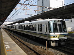 Triebzug der Baureihe 221 im Bahnhof Yamashina