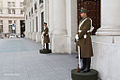 Der Wachposten der Elitewache Carabineros am Eingang des Palastes.