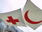 Die Logos der Internationalen Rotkreuz- und Rothalbmond-Bewegung am Eingang des Internationalen Rotkreuz- und Rothalbmondmuseums in Genf.