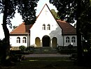 Friedhofskapelle und zentrales Gräberfeld auf dem Gemeindefriedhof[7]