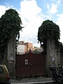 Il cancello del cortile "della cavallerizza" su via Leonardo Murialdo (giugno 2009).